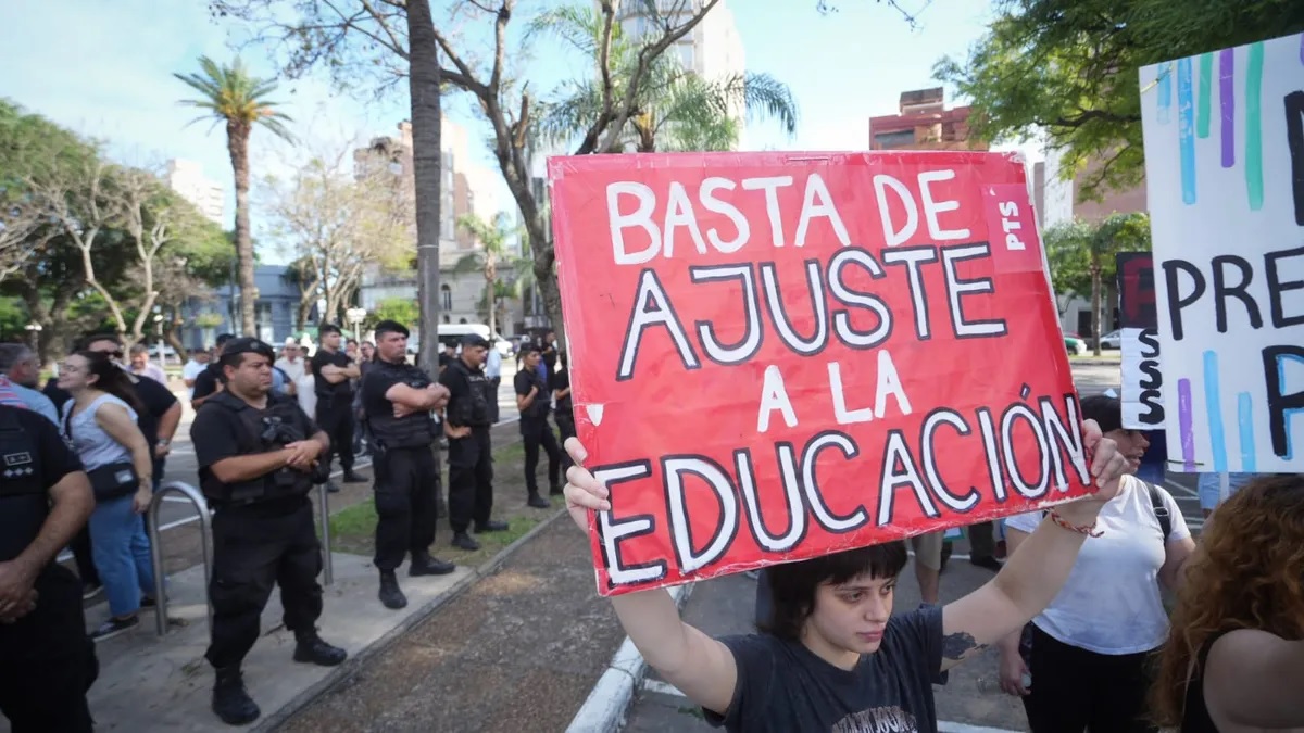 Apertura de Sesiones 144 - 15 de febrero - Manifestantes