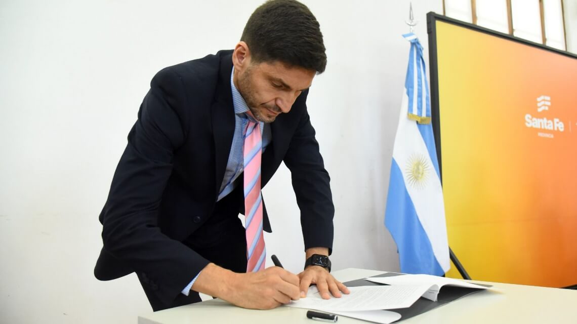 Pullaro Firmando Deuda