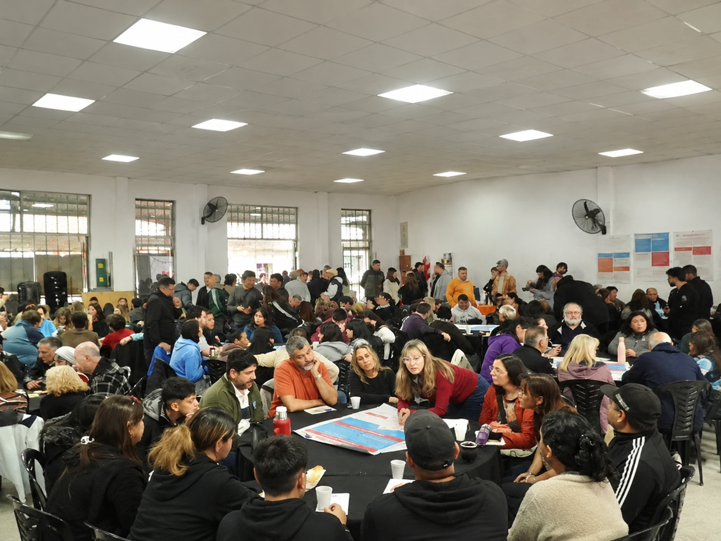 Asamblea comunitaria en pleno debate
